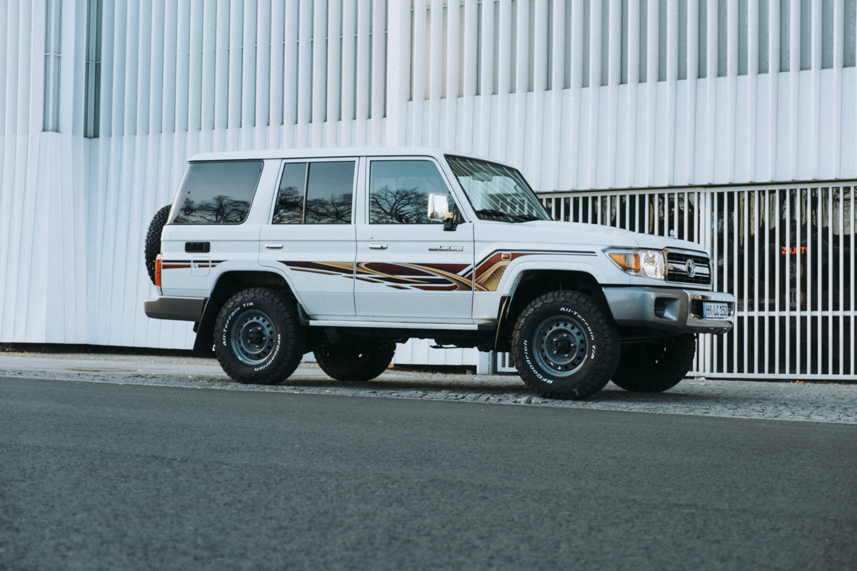 Toyota Land Cruiser 76 Off Road
