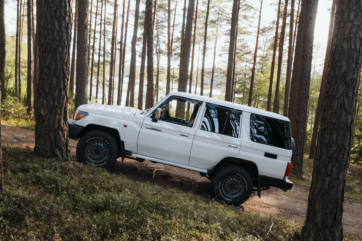 Toyota Land Cruiser GRJ76