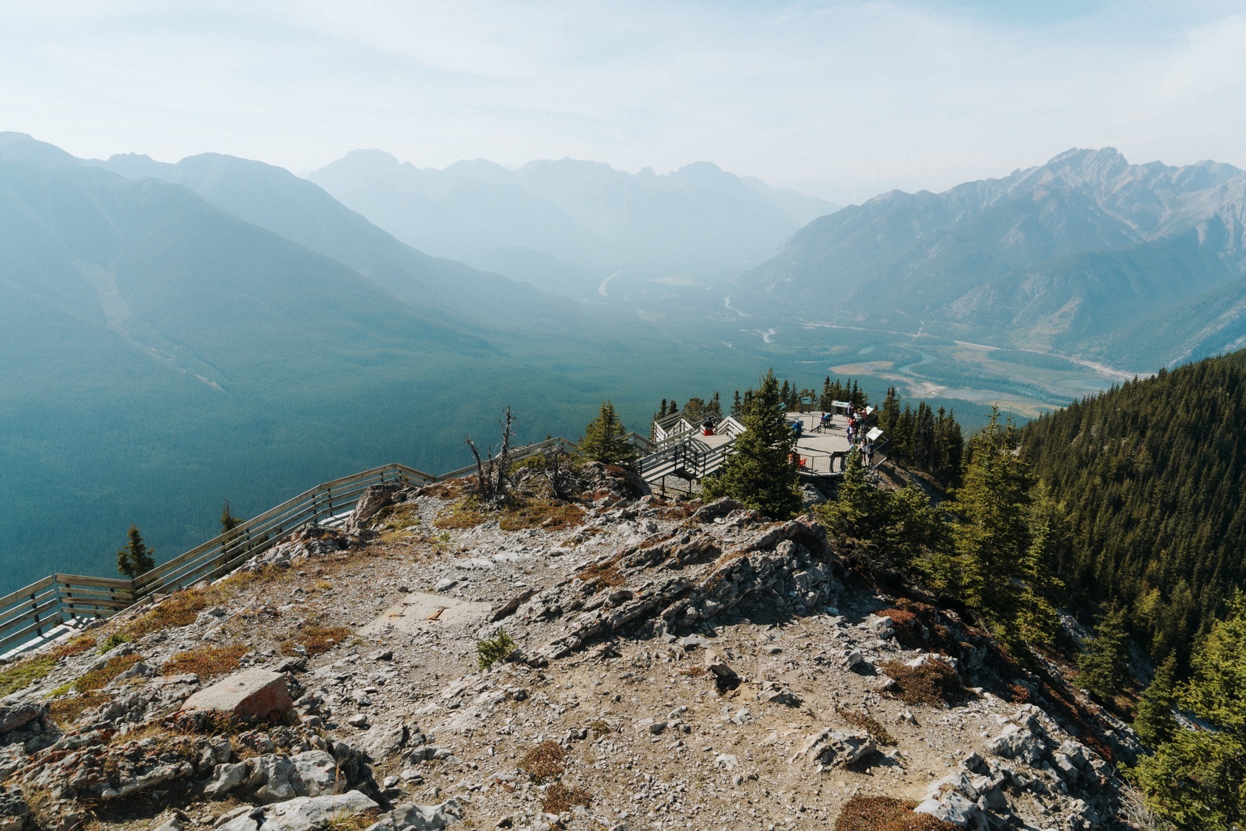 Widok z góry Sulphur Mountain na góry SKaliste w kanadzie