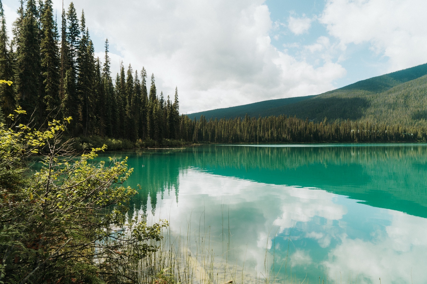 Jezioro w Górach Skalistych