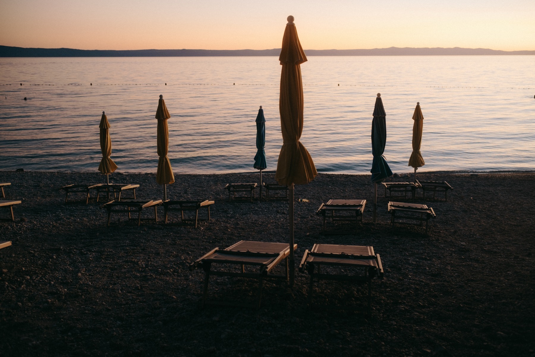 Plaża z leżakami na riwierze makarskiej