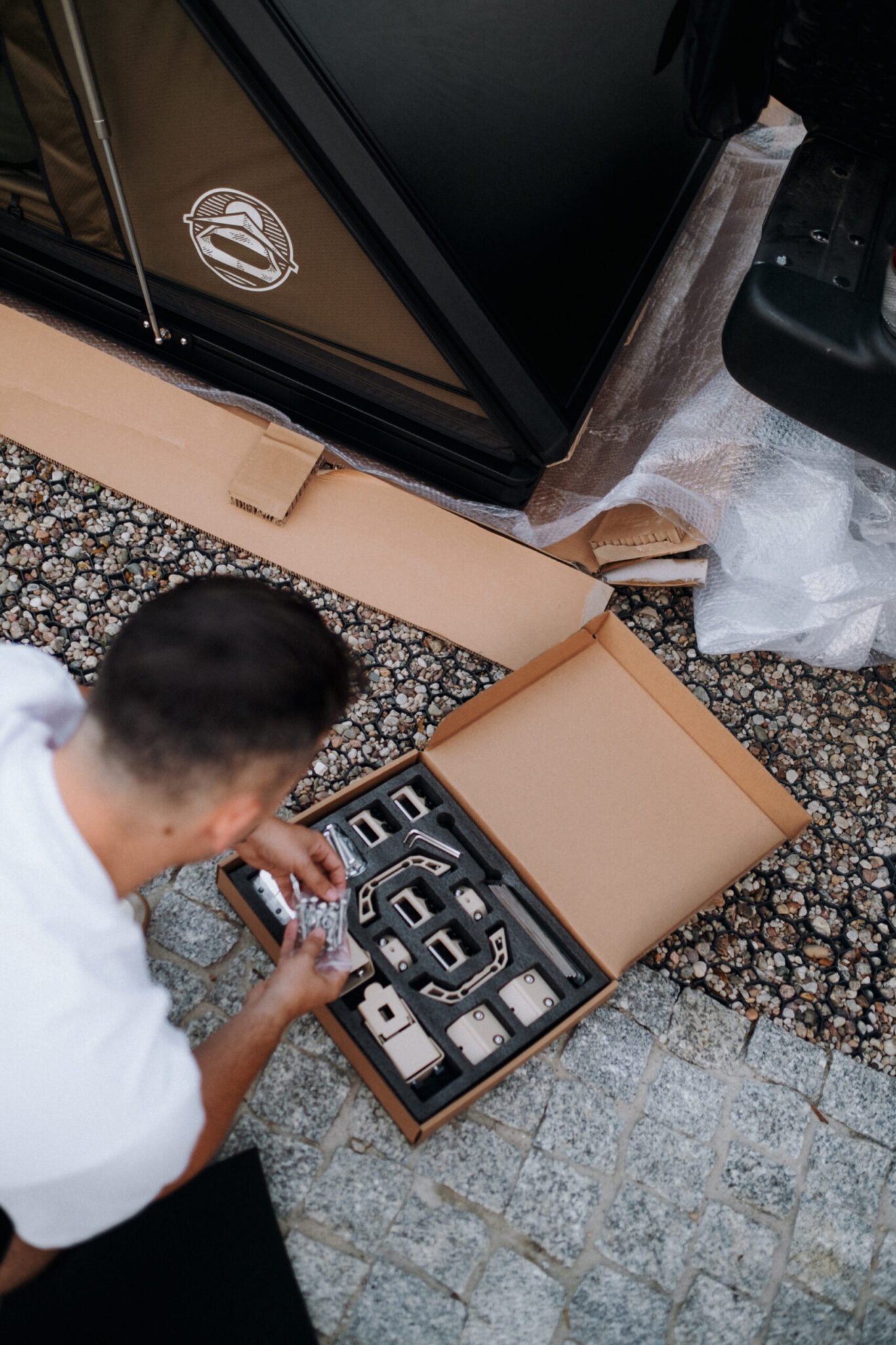 Unboxing the Hawk's Nest V2 Wide mounting hardware